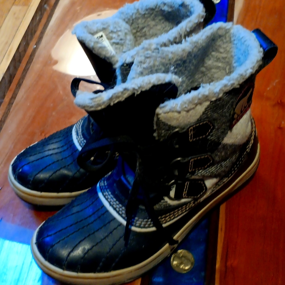 Women's sorrel waterproof snow or rain shoes